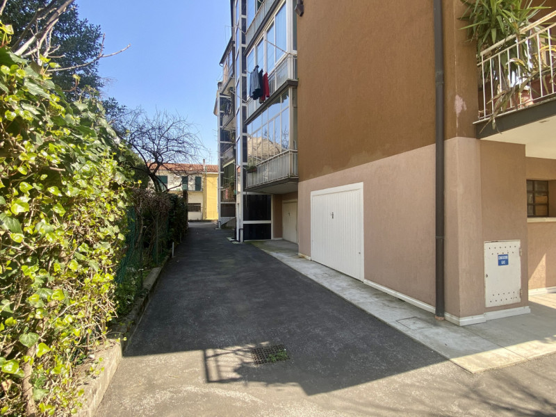 Proponiamo in vendita la nuda proprietà di un ampio e luminoso appartamento tricamere (che rester...