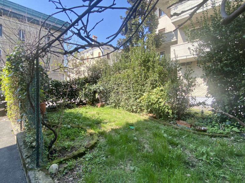 Proponiamo in vendita la nuda proprietà di un ampio e luminoso appartamento tricamere (che rester...