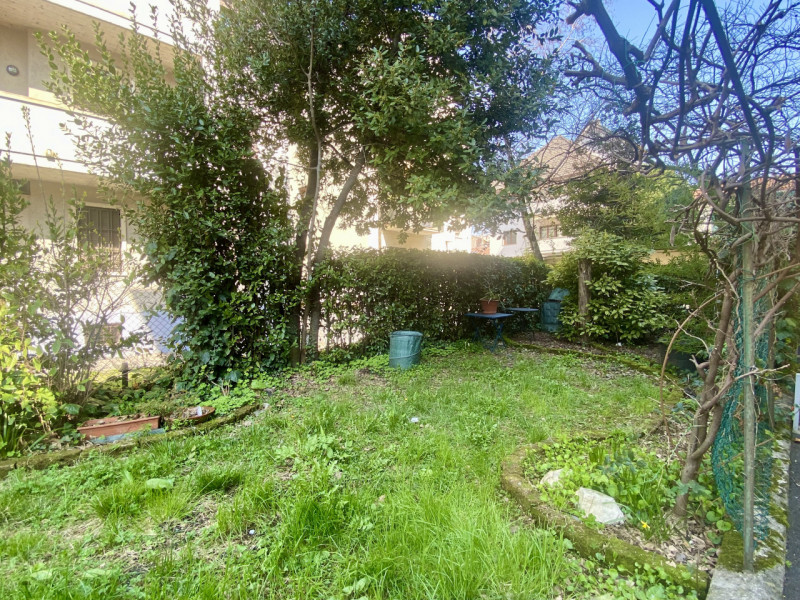 Proponiamo in vendita la nuda proprietà di un ampio e luminoso appartamento tricamere (che rester...