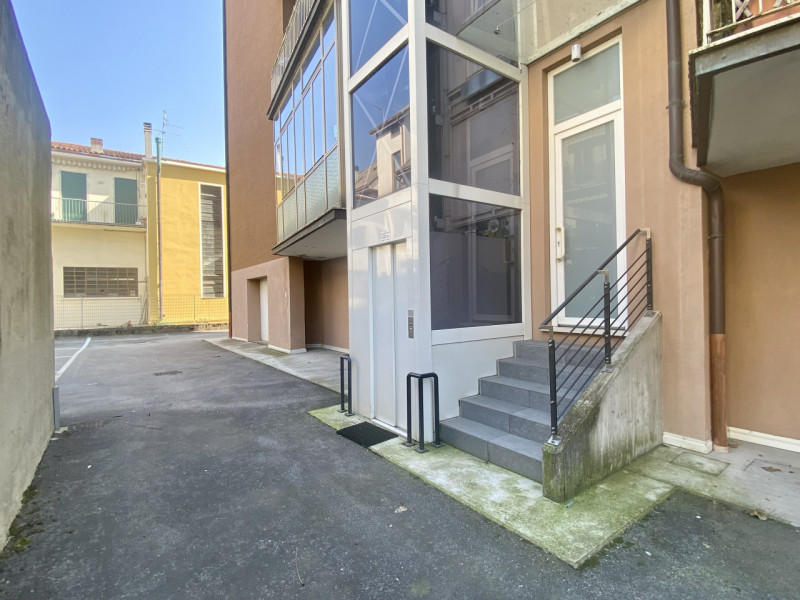 Proponiamo in vendita la nuda proprietà di un ampio e luminoso appartamento tricamere (che rester...