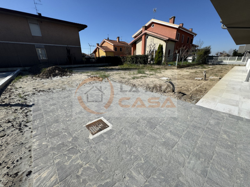 SANT'ANGELO DI PIOVE DI SACCO - In nuova lottizzazione, in zona centrale del Paese, proponiamo vi...