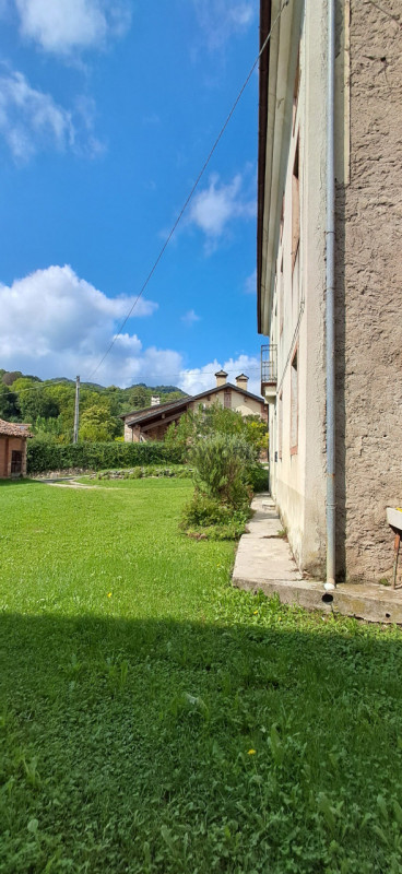 Scopri un'opportunità unica con questa splendida proprietà rustica situata nella rinomata zona re...