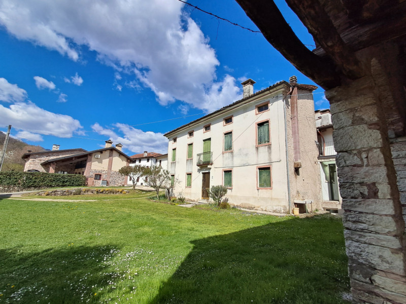 Scopri un'opportunità unica con questa splendida proprietà rustica situata nella rinomata zona re...