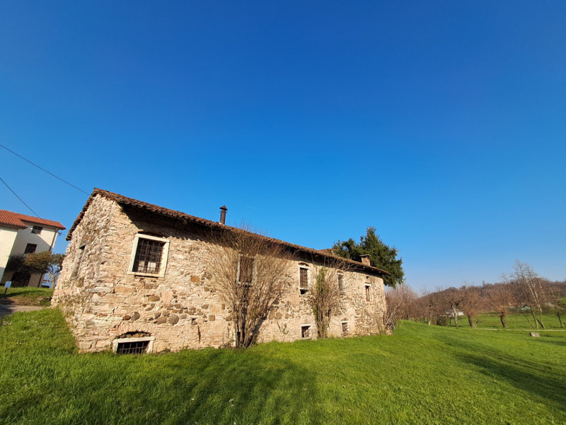 Scopri un'opportunità unica con questa splendida proprietà rustica situata nella rinomata zona re...