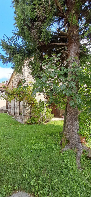 Scopri un'opportunità unica con questa splendida proprietà rustica situata nella rinomata zona re...