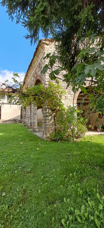 Scopri un'opportunità unica con questa splendida proprietà rustica situata nella rinomata zona re...