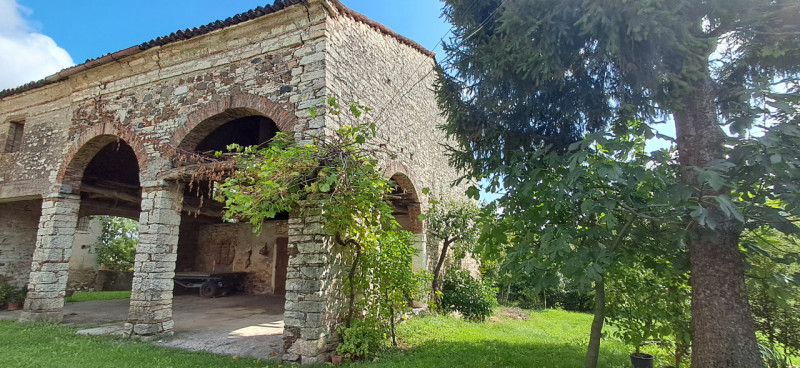 Scopri un'opportunità unica con questa splendida proprietà rustica situata nella rinomata zona re...