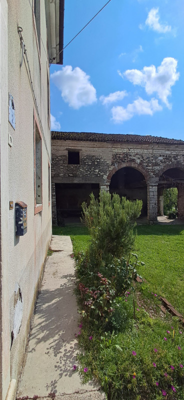 Scopri un'opportunità unica con questa splendida proprietà rustica situata nella rinomata zona re...