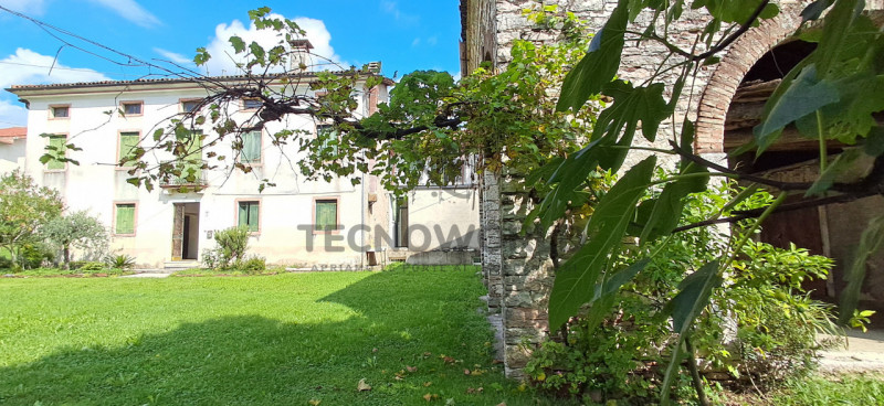 Scopri un'opportunità unica con questa splendida proprietà rustica situata nella rinomata zona re...