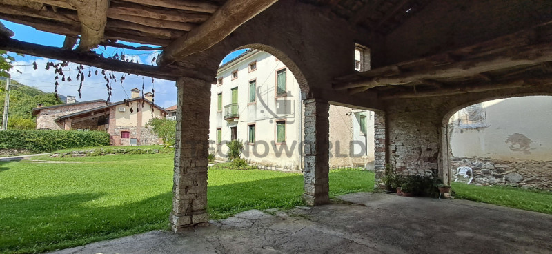 Scopri un'opportunità unica con questa splendida proprietà rustica situata nella rinomata zona re...