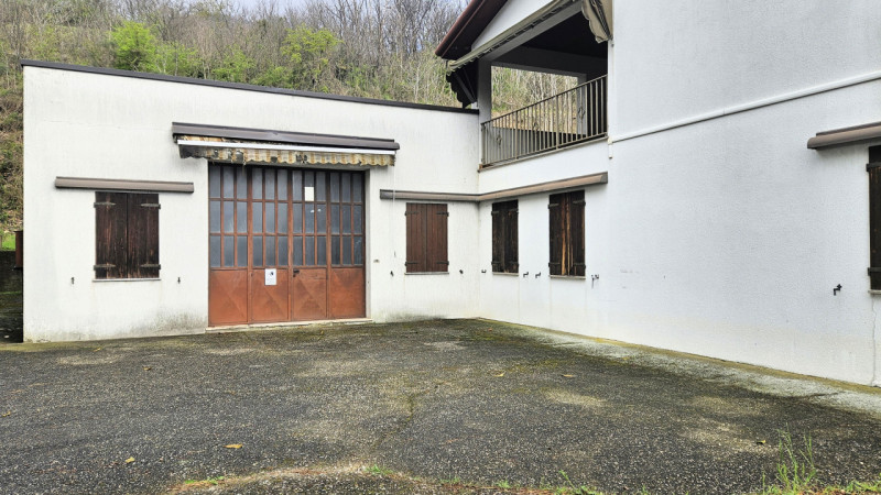 Proponiamo in vendita in esclusiva casa singola situata nel Comune di Cinto Euganeo, un'important...