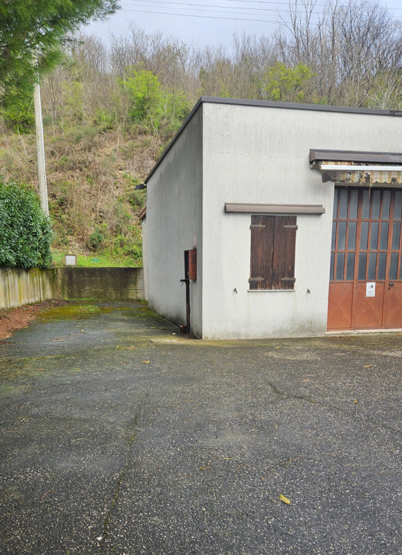 Proponiamo in vendita in esclusiva casa singola situata nel Comune di Cinto Euganeo, un'important...