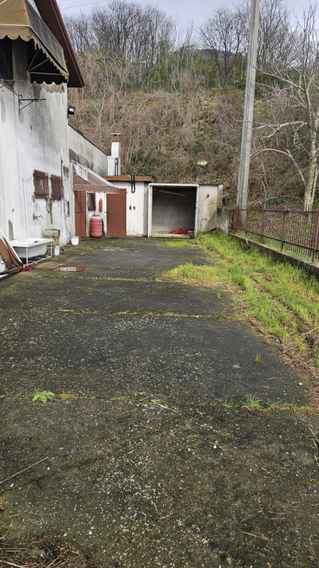 Proponiamo in vendita in esclusiva casa singola situata nel Comune di Cinto Euganeo, un'important...