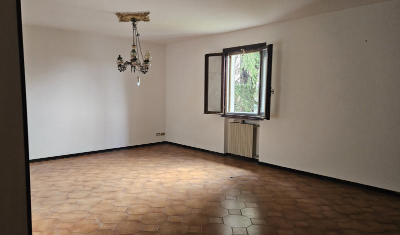 Proponiamo in vendita in esclusiva casa singola situata nel Comune di Cinto Euganeo, un'important...