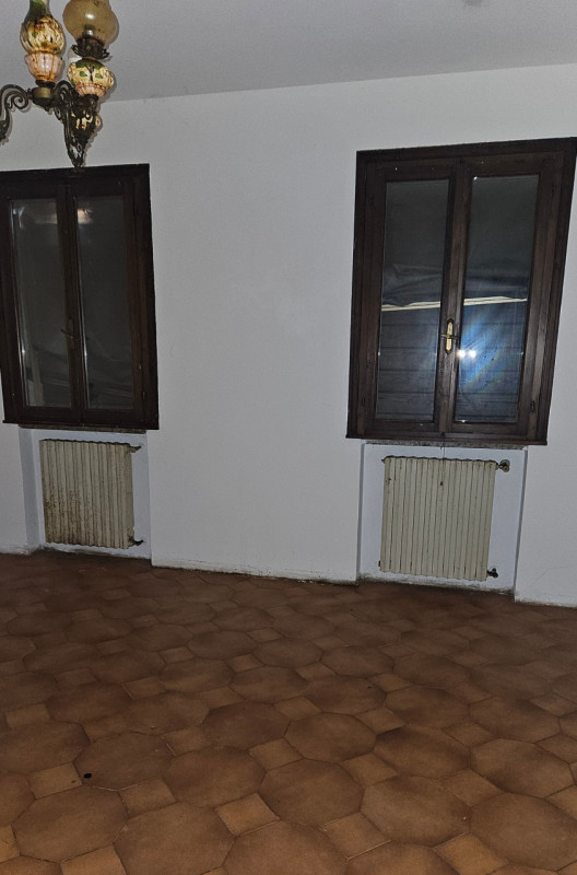 Proponiamo in vendita in esclusiva casa singola situata nel Comune di Cinto Euganeo, un'important...