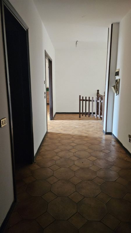 Proponiamo in vendita in esclusiva casa singola situata nel Comune di Cinto Euganeo, un'important...