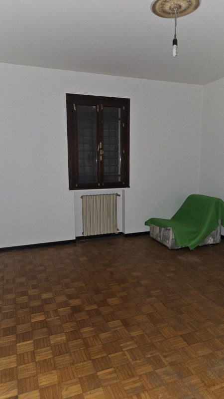 Proponiamo in vendita in esclusiva casa singola situata nel Comune di Cinto Euganeo, un'important...