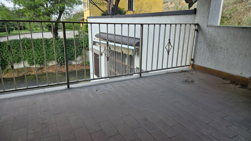 Proponiamo in vendita in esclusiva casa singola situata nel Comune di Cinto Euganeo, un'important...