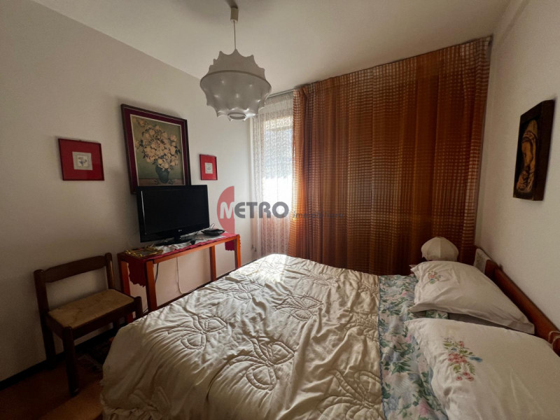 Vuoi un immobile che coniughi solidità, fascino retrò e un potenziale d’uso versatile? 
Questa bi...