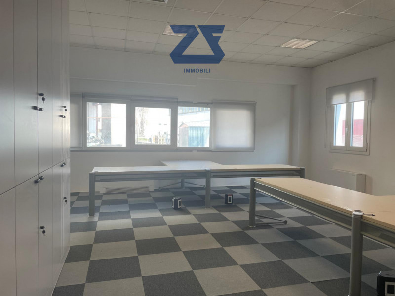 Proponiamo un ufficio dalle ampie metrature situato nella zona direzionale-artigianale di Vedelag...