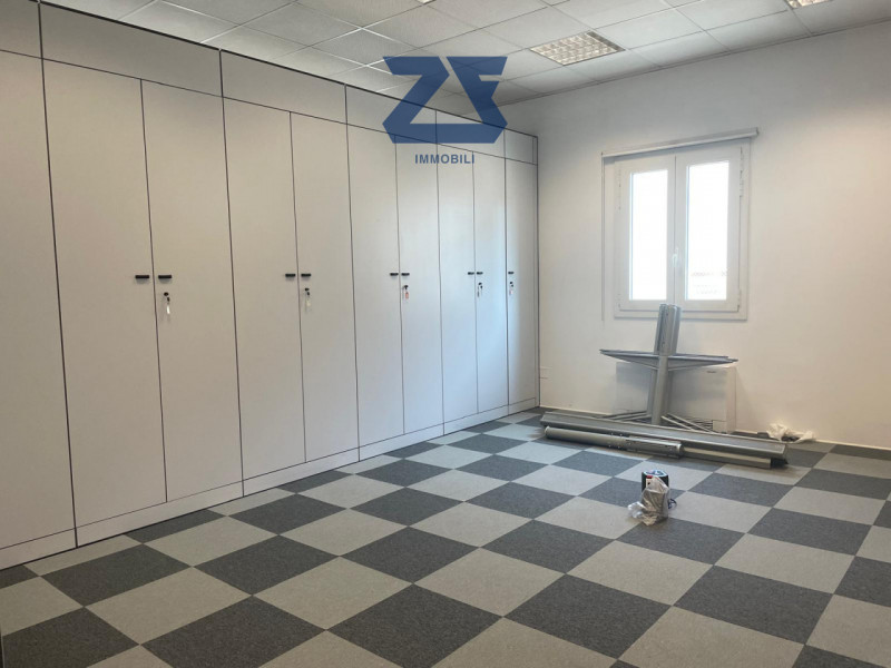 Proponiamo un ufficio dalle ampie metrature situato nella zona direzionale-artigianale di Vedelag...