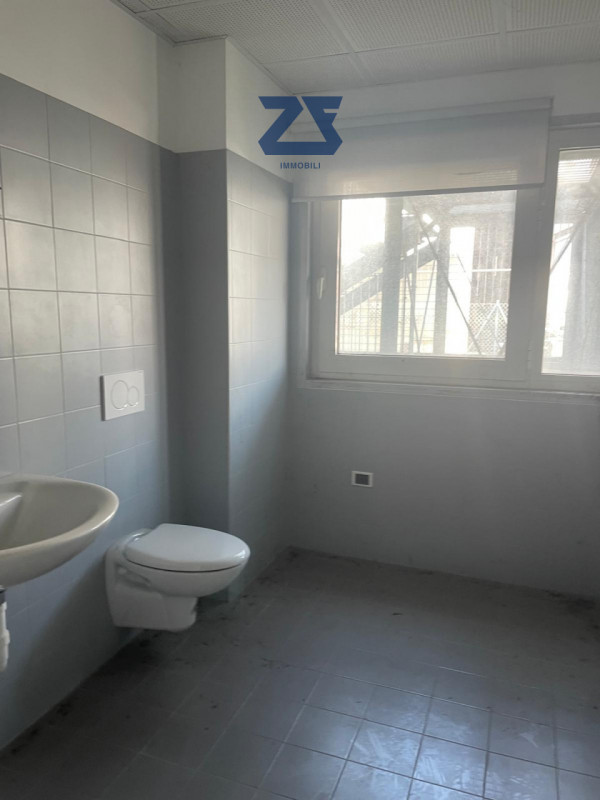 Proponiamo un ufficio dalle ampie metrature situato nella zona direzionale-artigianale di Vedelag...