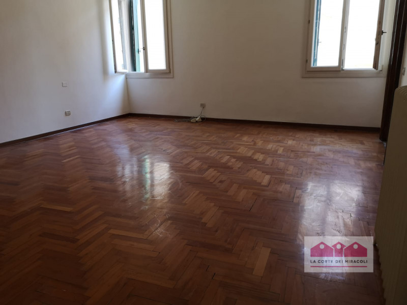 CENTRO STORICO: CENTRALISSIMO IN PALAZZO DEL 1500 DOVE SPAZIO E LUMINOSITÀ FANNO DA PROTAGONISTI,...