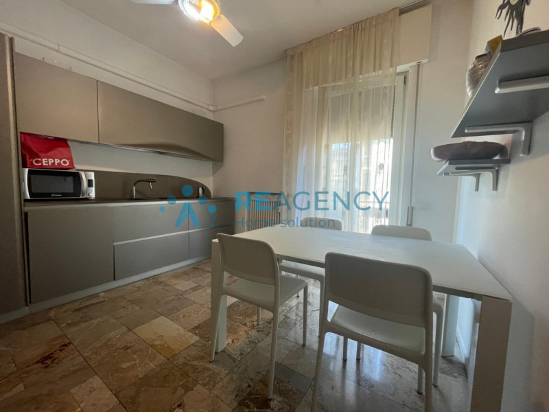 VICENZA - Zona Laghetto

Stai cercando un appartamento tricamere AMPIO, all'ultimo piano con terr...