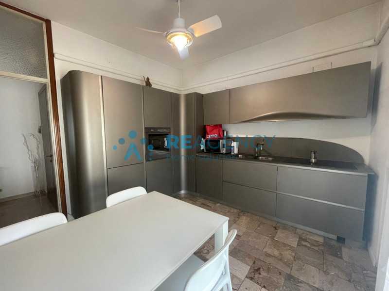 VICENZA - Zona Laghetto

Stai cercando un appartamento tricamere AMPIO, all'ultimo piano con terr...