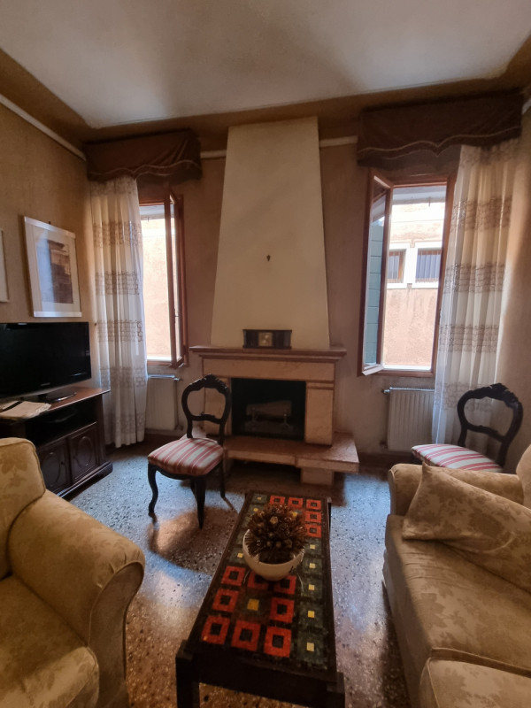 Vendesi appartamento in Dorsoduro a 5 minuti a piedi da Piazzale Roma e ferrovia; composto da: in...