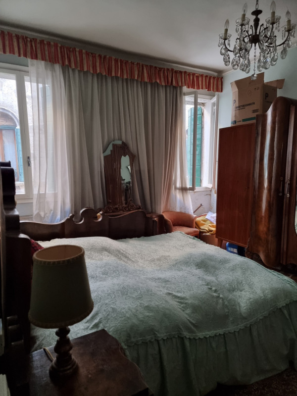 Vendesi appartamento in Dorsoduro a 5 minuti a piedi da Piazzale Roma e ferrovia; composto da: in...