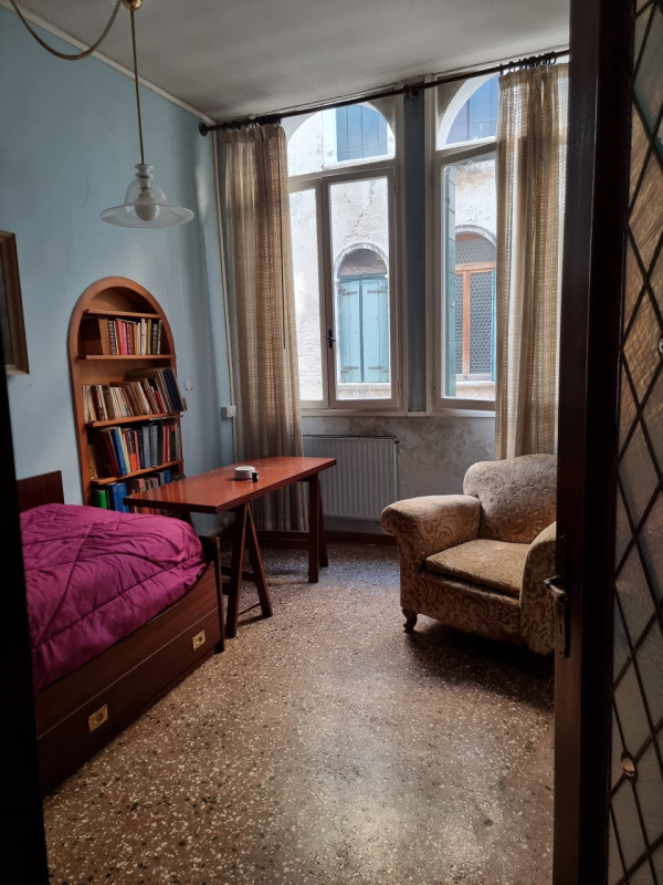 Vendesi appartamento in Dorsoduro a 5 minuti a piedi da Piazzale Roma e ferrovia; composto da: in...