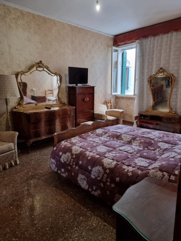 Vendesi appartamento in Dorsoduro a 5 minuti a piedi da Piazzale Roma e ferrovia; composto da: in...