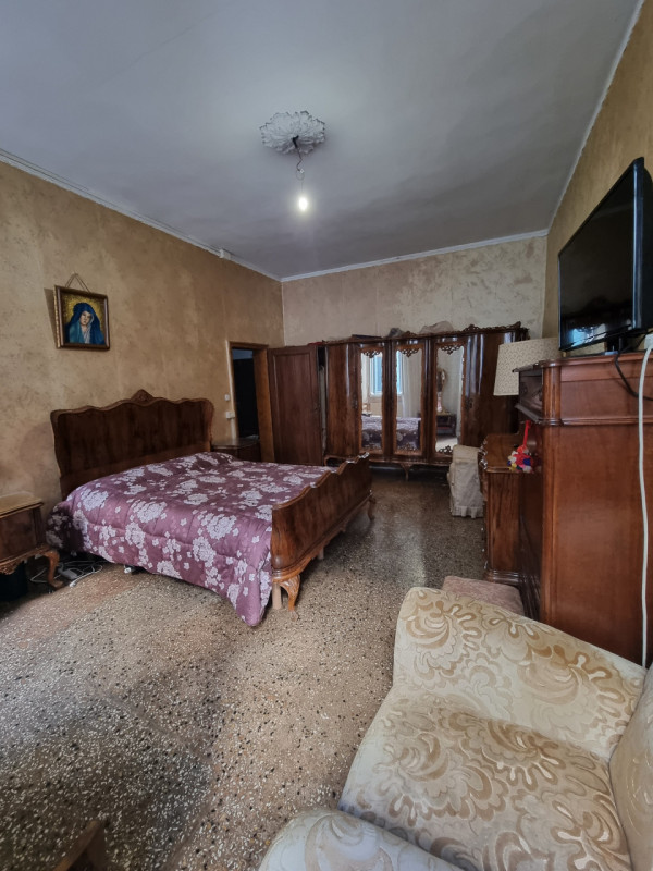 Vendesi appartamento in Dorsoduro a 5 minuti a piedi da Piazzale Roma e ferrovia; composto da: in...