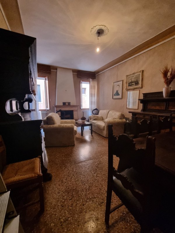 Vendesi appartamento in Dorsoduro a 5 minuti a piedi da Piazzale Roma e ferrovia; composto da: in...