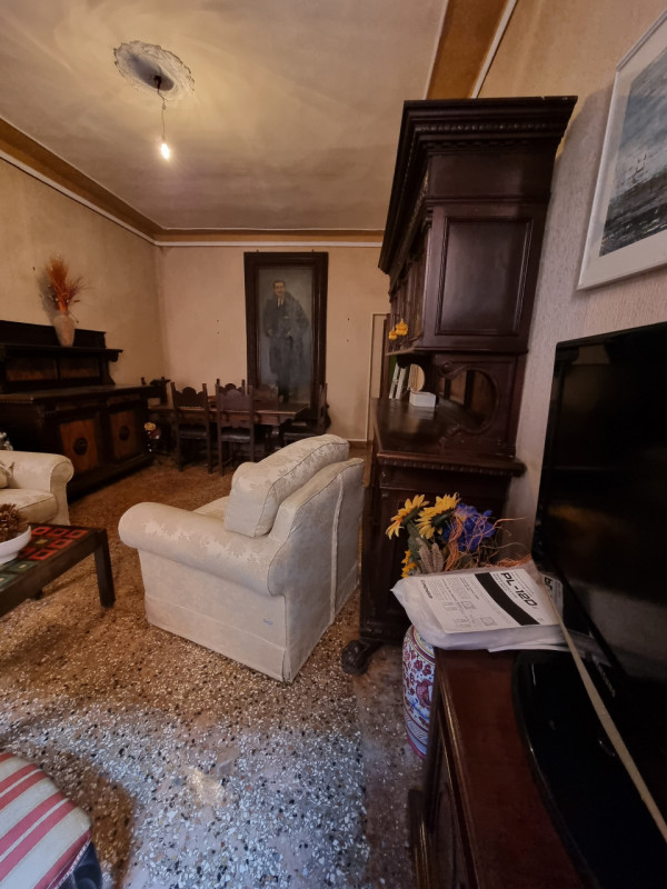 Vendesi appartamento in Dorsoduro a 5 minuti a piedi da Piazzale Roma e ferrovia; composto da: in...