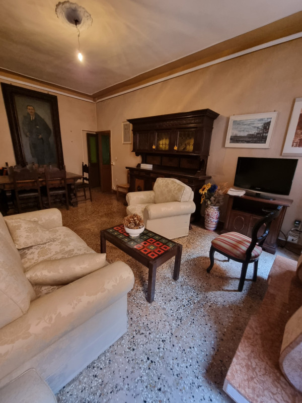 Vendesi appartamento in Dorsoduro a 5 minuti a piedi da Piazzale Roma e ferrovia; composto da: in...