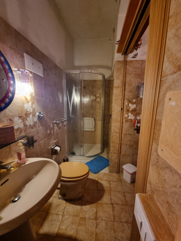 Vendesi appartamento in Dorsoduro a 5 minuti a piedi da Piazzale Roma e ferrovia; composto da: in...