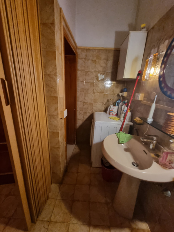 Vendesi appartamento in Dorsoduro a 5 minuti a piedi da Piazzale Roma e ferrovia; composto da: in...