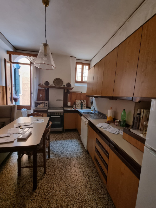 Vendesi appartamento in Dorsoduro a 5 minuti a piedi da Piazzale Roma e ferrovia; composto da: in...