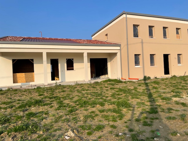 Tra le varie soluzioni presenti nel mercato, oggi vi proponiamo una porzione di bifamiliare unica...