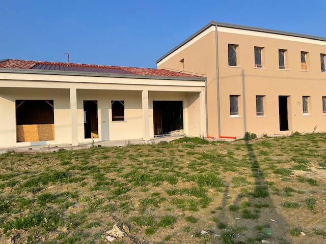 Tra le varie soluzioni presenti nel mercato, oggi vi proponiamo una porzione di bifamiliare unica...