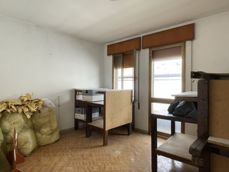 n posizione centrale, lungo la principale via di Rossano Veneto, vendesi compendio immobiliare da...