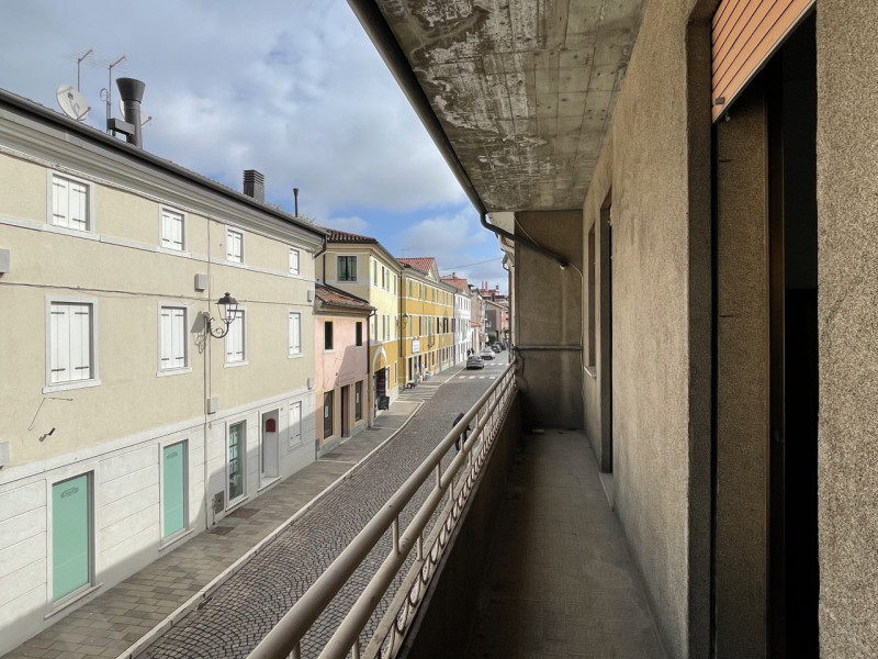 n posizione centrale, lungo la principale via di Rossano Veneto, vendesi compendio immobiliare da...