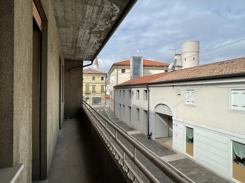 n posizione centrale, lungo la principale via di Rossano Veneto, vendesi compendio immobiliare da...