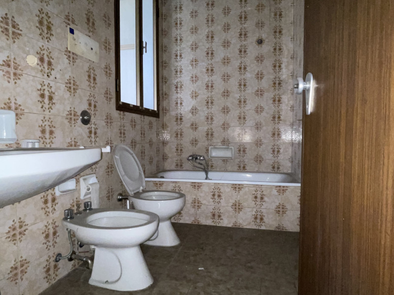 n posizione centrale, lungo la principale via di Rossano Veneto, vendesi compendio immobiliare da...