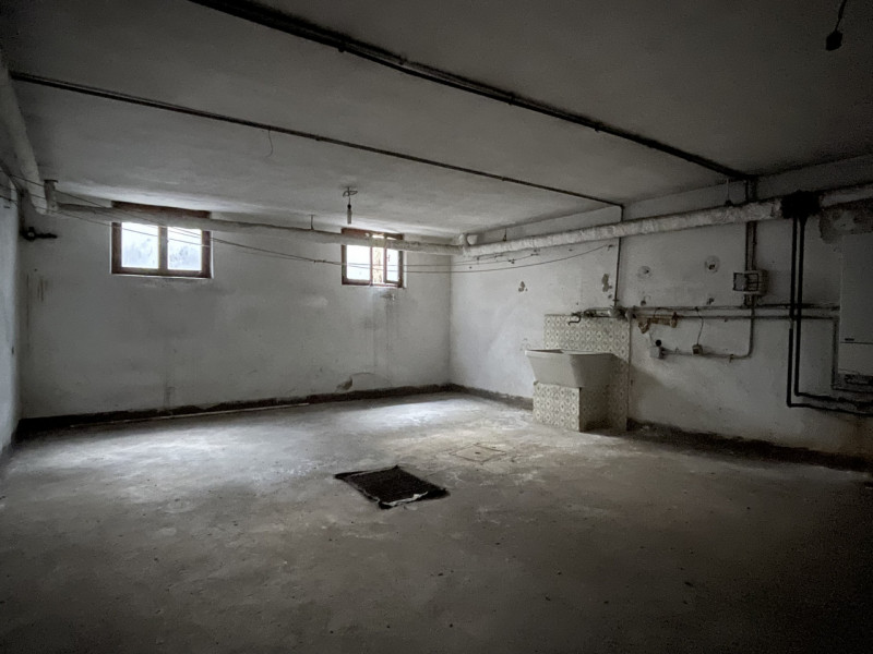 n posizione centrale, lungo la principale via di Rossano Veneto, vendesi compendio immobiliare da...