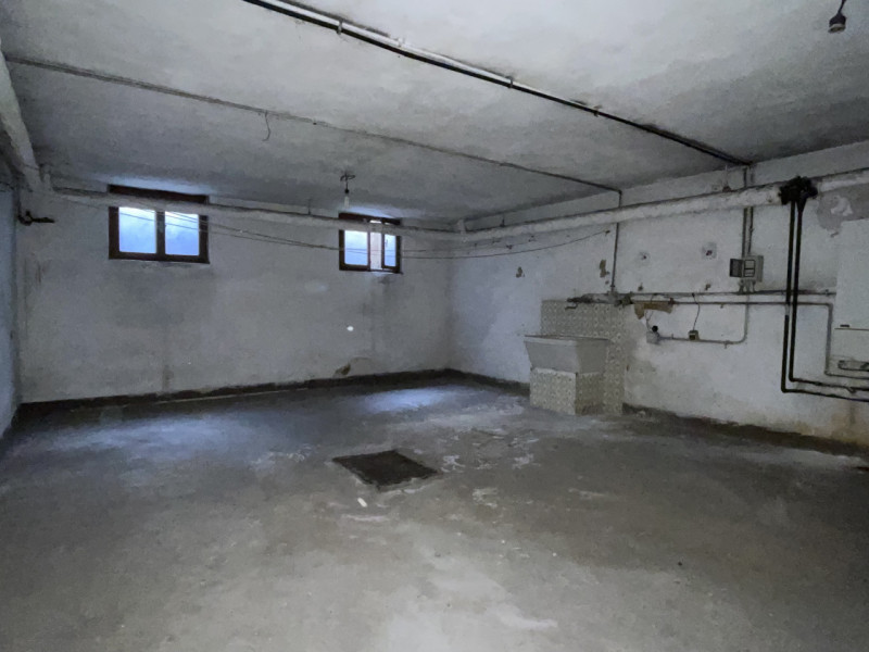 n posizione centrale, lungo la principale via di Rossano Veneto, vendesi compendio immobiliare da...