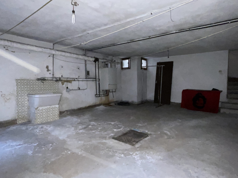 n posizione centrale, lungo la principale via di Rossano Veneto, vendesi compendio immobiliare da...