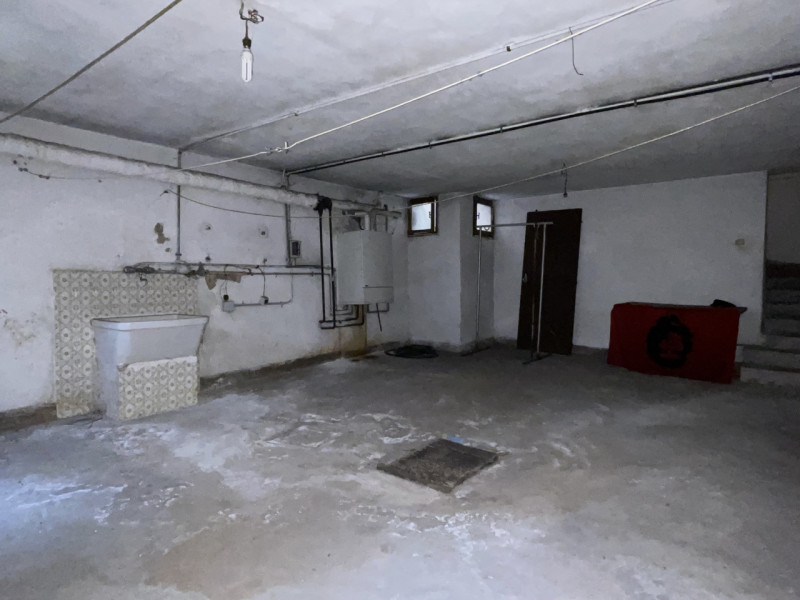 n posizione centrale, lungo la principale via di Rossano Veneto, vendesi compendio immobiliare da...